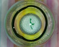 Glasschale mit einem Tennisball.jpg