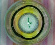 Glasschale mit einem Tennisball.jpg